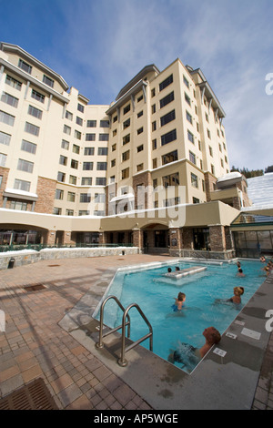 Gäste genießen die indoor / outdoor-Pool im Summit Hotel im Skigebiet Big Sky Montana Stockfoto