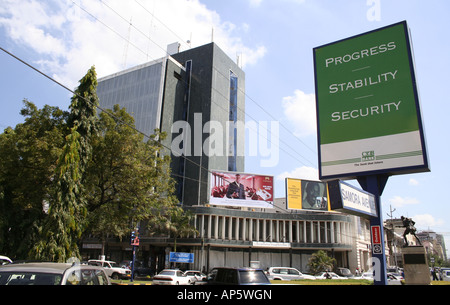 "Fortschritt Stabilität Sicherheit" Bank Zeichen. Samora Avenue, Dar Es Salaam, Tansania, Ostafrika Stockfoto