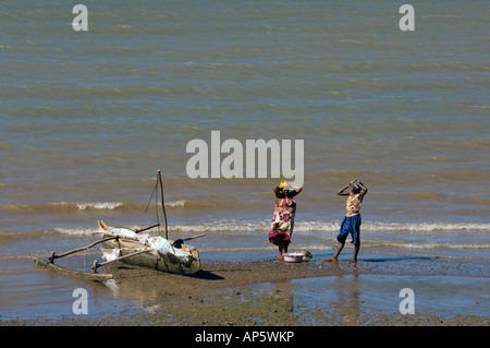 Fischerboot am Strand, Bucht von Diego Suarez, Antsiranana, Diego Suarez, Madagaskar Stockfoto