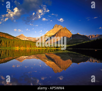 Mt Wilbur reflektiert in Fishercap See in vielen Gletscher Tal des Glacier National Park in Montana Stockfoto