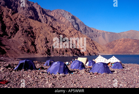 Camping am Ufer des Lac d'Infi in den hohen Atlas-Gebirge nr Marrakesch in Marokko Nordafrika Stockfoto