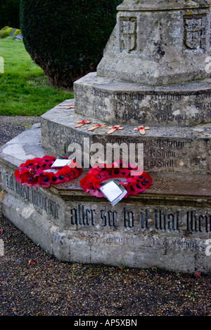 Mohn Kränze platziert auf einem Kriegerdenkmal an der Holy Trinity Kirche Long Melford Suffolk in England Stockfoto