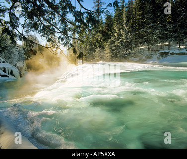 Eisige Kälte am McDonald Creek in Glacier Nationalpark Montana Stockfoto