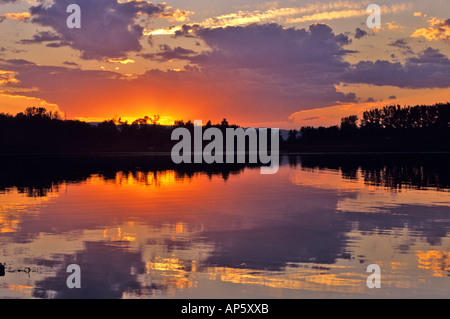 Lebendige Sonnenuntergang über McWenneger Slough in der Nähe von Kalispell Montana Stockfoto