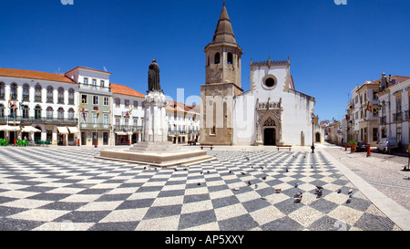 Republica Platz in Tomar, mit Sao Joao Baptista Kirche und Gualdim Pais Statue (Tempelritter und Stadt Gründer), Portugal. Stockfoto