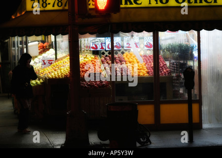 Früchte in einem Supermarkt in Brooklyn. Gefangen in den frühen Morgenstunden. Stockfoto