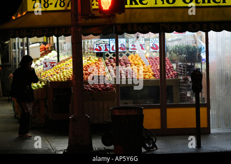 Früchte in einem Supermarkt in Brooklyn. Gefangen in den frühen Morgenstunden. Stockfoto