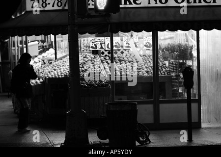 Früchte in einem Supermarkt in Brooklyn. Gefangen in den frühen Morgenstunden. Schwarz und weiß. Stockfoto