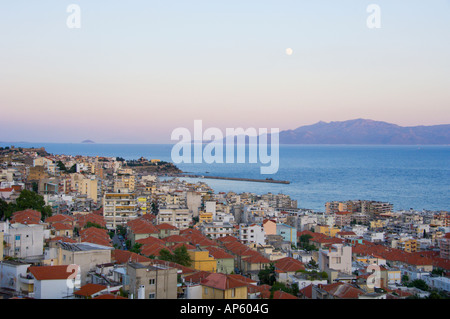 Abend und in der Abenddämmerung Blick auf die Stadt Kavala mit der Insel Thassos Griechenland in der Ferne Stockfoto