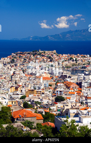 Die Stadt Kavala mit seiner Festung Port und Insel Thassos Griechenland in der Ferne Stockfoto