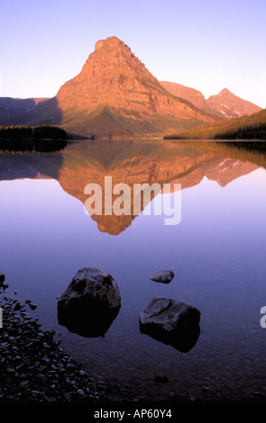 Nordamerika, USA, Montana, Glacier National Park. Sinopah Berg spiegelt sich in zwei Medicine Lake Stockfoto
