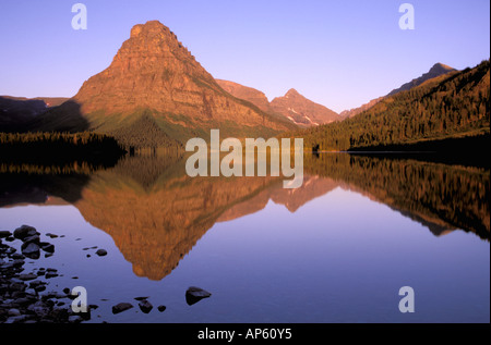 Nordamerika, USA, Montana, Glacier National Park. Sinopah Berg spiegelt sich in zwei Medicine Lake Stockfoto
