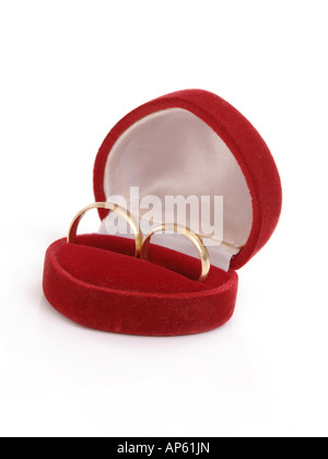 Rote Wildleder-Box mit zwei goldene Hochzeit Ringe auf weißem Hintergrund Stockfoto