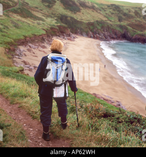 Ansicht der Rückseite des älteren weiblichen Walker Frau Wandern auf dem Küstenweg von South Wales Küste Manorbier im Herbst Pembrokeshire, Wales UK KATHY DEWITT Stockfoto