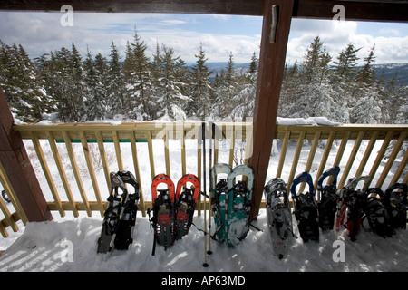 Schneeschuhen auf der Veranda der Appalachian Mountain Club Hi-Hütte am Berg Cardigan in Kanaan, NH. Hurricane Gap Trail. Stockfoto