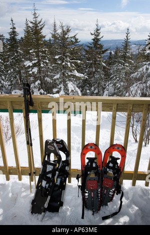 Schneeschuhen auf der Veranda der Appalachian Mountain Club Hi-Hütte am Berg Cardigan in Kanaan, NH. Hurricane Gap Trail. Stockfoto