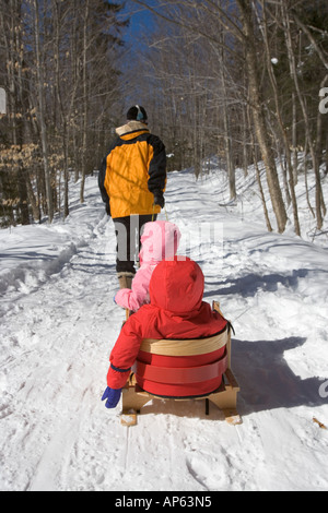 Eine Mutter und ihre kleinen Kinder auf ein winterliches Abenteuer in der Nähe der Appalachian Mountain Club Strickjacke Lodge. (MR) Stockfoto