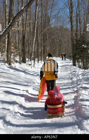 Eine Mutter und ihre kleinen Kinder auf ein winterliches Abenteuer in der Nähe der Appalachian Mountain Club Strickjacke Lodge. (MR) Stockfoto