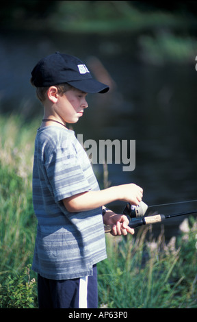 Randolph, NH ein junger junge versucht sein Glück beim Fischen auf einem Biber Teich in New Hampshire White Mountains. (MR) Stockfoto