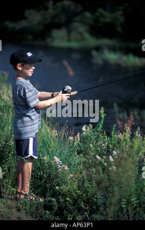 Randolph, NH ein junger junge versucht sein Glück beim Fischen auf einem Biber Teich in New Hampshire White Mountains. (MR) Stockfoto