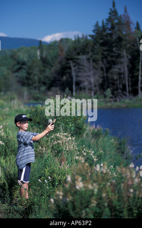 Randolph, NH ein junger junge versucht sein Glück beim Fischen auf einem Biber Teich in New Hampshire White Mountains. (MR) Stockfoto