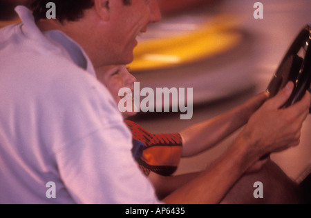 Vater und Sohn auf Autoscooter zusammen am Jahrmarkt Stockfoto