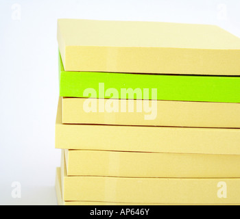 Gelbe und grüne leere Post Papiere es Stapel auf weißem Hintergrund Stockfoto