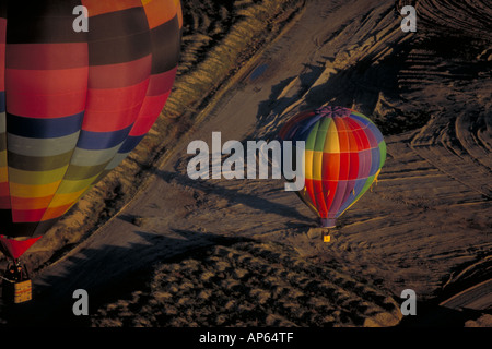 Luftaufnahme, Blick nach unten auf zwei Heißluftballons im Flug. New Mexico, USA. Stockfoto