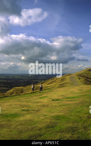 Wanderer auf britischen Lager Hügel Fort The Malvern Hills Stockfoto