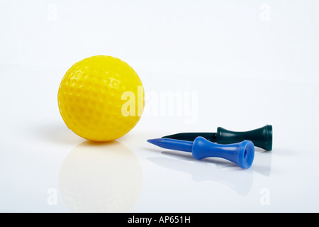 Gelber Golfball und Tees mit reflektierenden auf weißem Hintergrund Stockfoto