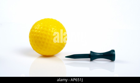 Gelber Golfball und grüner Tee mit reflektierenden auf weißem Hintergrund Stockfoto