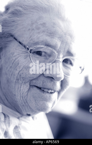 Porträt Einer Aelteren Dame Porträt des lächelnden Seniorin senior Stockfoto