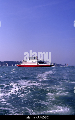 Red Funnel Autofähre in Cowes Hafen Stockfoto