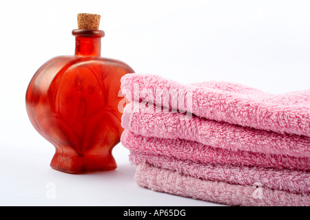 Handtücher und Duft Flasche auf weißem Hintergrund Stockfoto