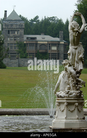 Saratoga Springs, New York, USA, Statue in Brunnen am Yaddo Gärten mit Blick auf des Künstlers retreat Stockfoto