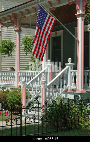 Saratoga Springs, New York, USA, Privathaus mit einladenden Veranda Stockfoto