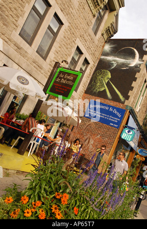 Menschen zu Fuß auf der Straße St Denis Plateau Mont-Royal Bereich Stadt Montreal Provinz von Quebec Kanada Stockfoto