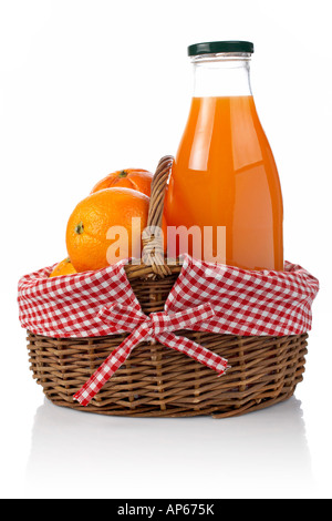 Drei Orangen und eine Flasche frischen Saft in einem Korb spiegelt sich auf weißem Hintergrund Stockfoto