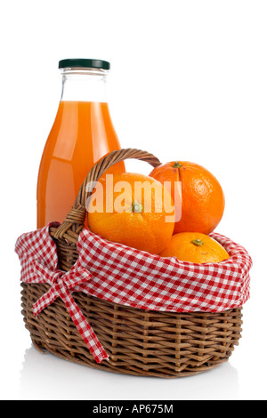 Drei Orangen und eine Flasche frischen Saft in einem Korb spiegelt sich auf weißem Hintergrund Stockfoto