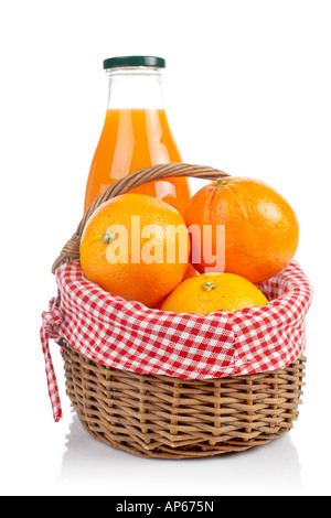 Drei Orangen und eine Flasche frischen Saft in einem Korb spiegelt sich auf weißem Hintergrund Stockfoto