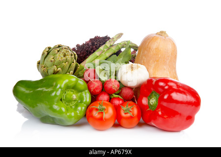 Auswahl an frischem Gemüse spiegelt sich auf weißem Hintergrund Stockfoto