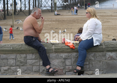 Paar genießt Fish &amp; Chips am Strand von Weston Super Mare Stockfoto