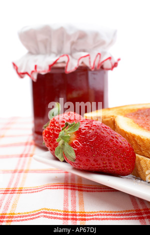 Zwei Erdbeeren und Popups in einer Schale vor Jam jar flachen DOF Stockfoto