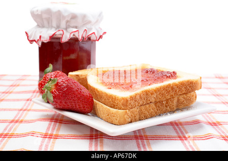 Zwei Erdbeeren und Popups in einer Schale vor Jam jar flachen DOF Stockfoto