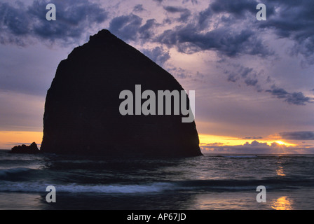 Haystack Rock bei Sonnenuntergang in Cannon Beach, Oregon Stockfoto