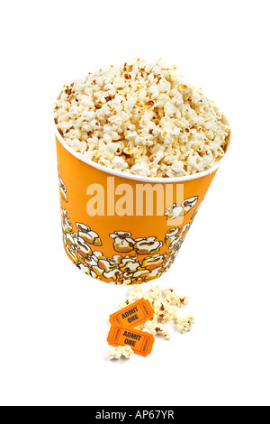 Popcorn-Eimer mit zwei Tickets auf weißem Hintergrund Stockfoto