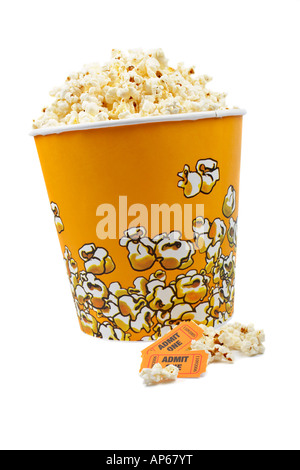 Popcorn-Eimer mit zwei Tickets auf weißem Hintergrund Stockfoto