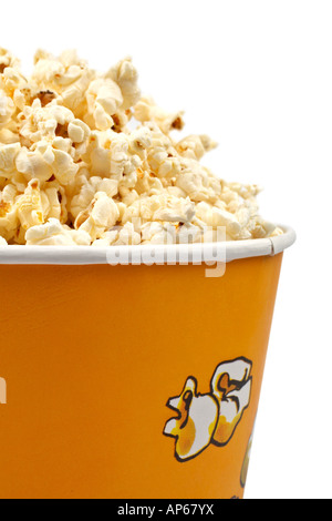 Detail der Popcorn in einem Eimer über einen weißen Hintergrund Stockfoto