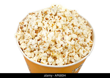 Detail der Popcorn in einem Eimer über einen weißen Hintergrund Stockfoto