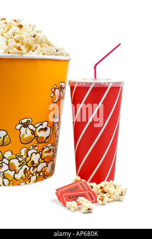 Popcorn-Eimer mit zwei Tickets und Soda auf weißem Hintergrund Stockfoto